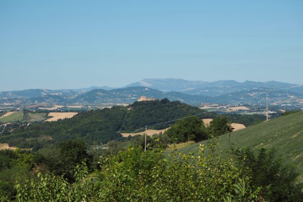 uitzicht gradara uitzicht op het kasteel van gradara - casesanbartolo
