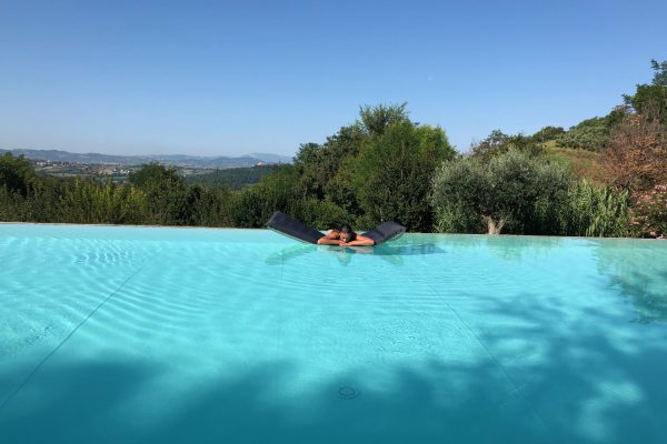 infinity pool relaxen in het zwembad-casensanbartolo